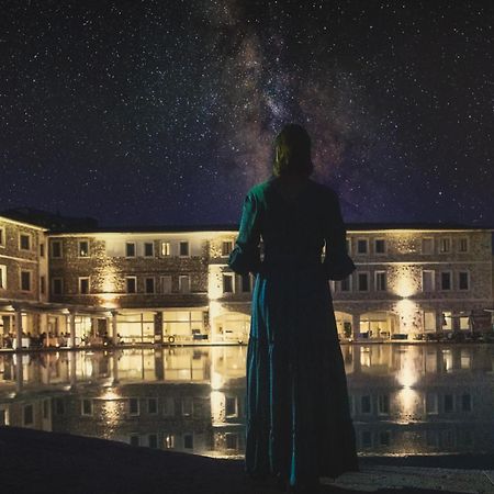 Terme Di Saturnia Natural Spa & Golf Resort - The Leading Hotels Of The World Esterno foto The resort at night