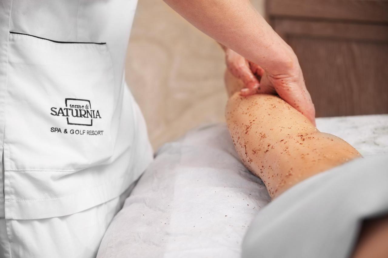 Terme Di Saturnia Natural Spa & Golf Resort - The Leading Hotels Of The World Esterno foto A spa treatment